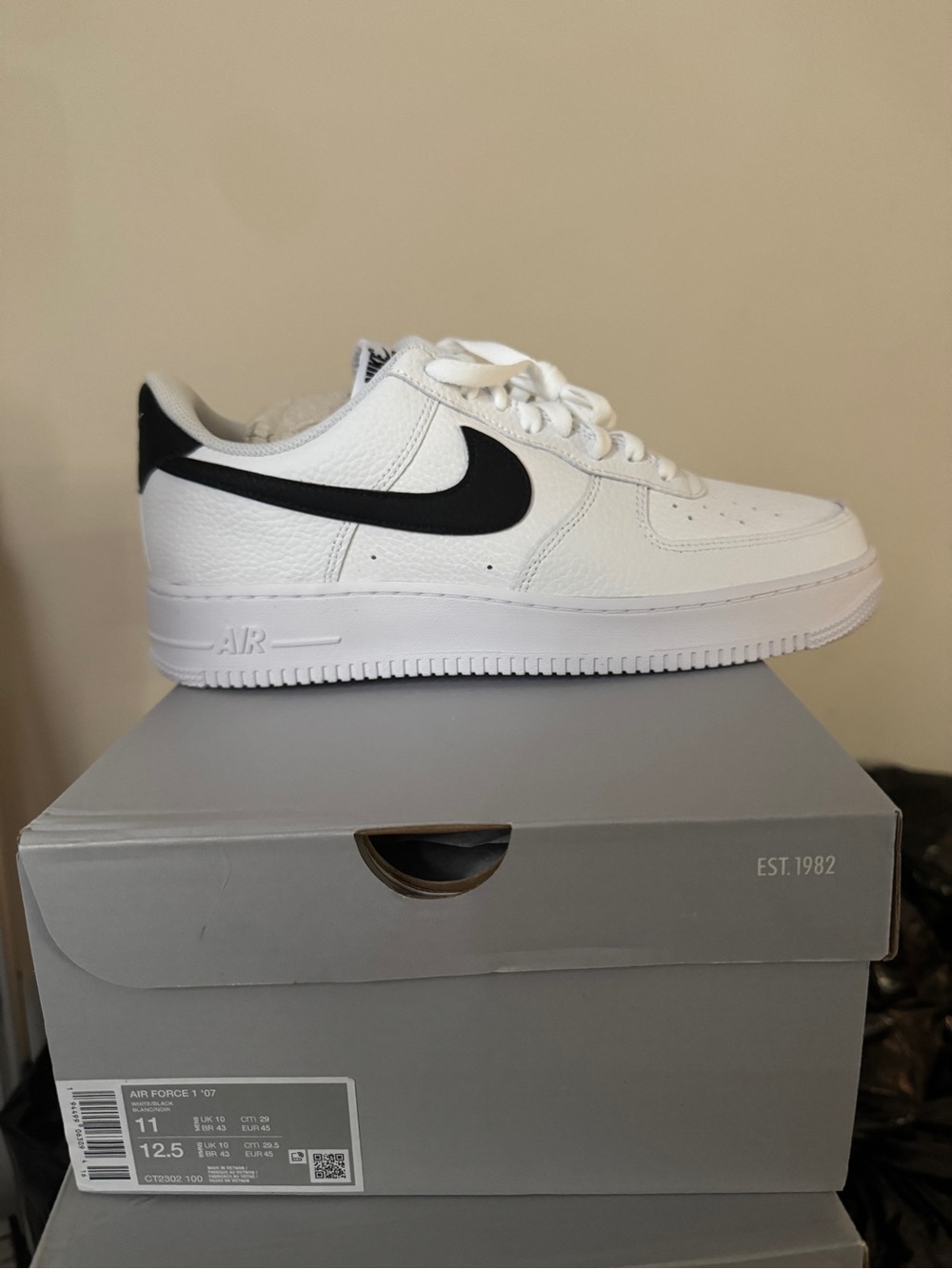 Nike White/Black Low-Top Men's Sneaker